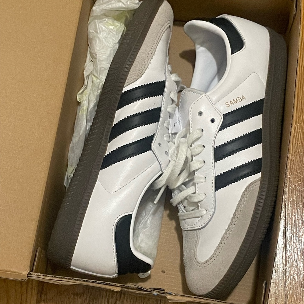 USED ADIDAS SAMBAS- Fits size 7- 7.5 in womens